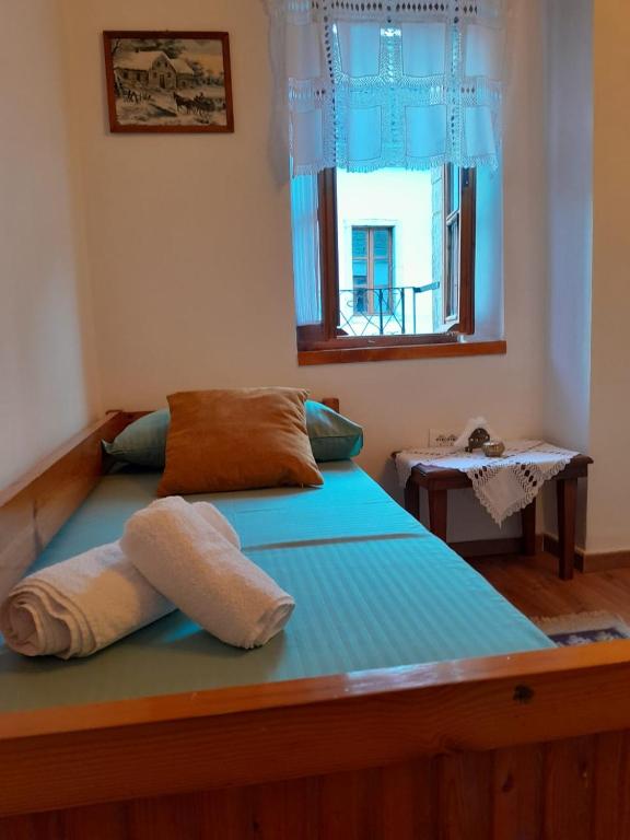 Postel nebo postele na pokoji v ubytování SANTA ROOM-OLD BAZAAR CENTER-Gjirokaster