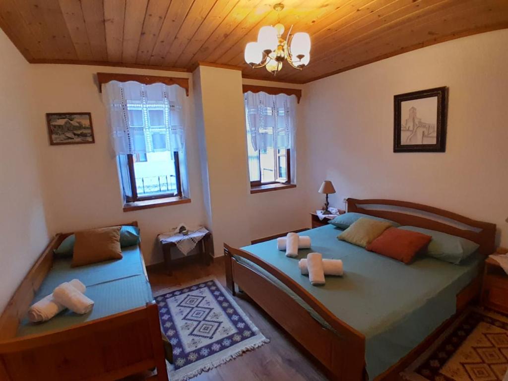 Posezení v ubytování SANTA ROOM-OLD BAZAAR CENTER-Gjirokaster