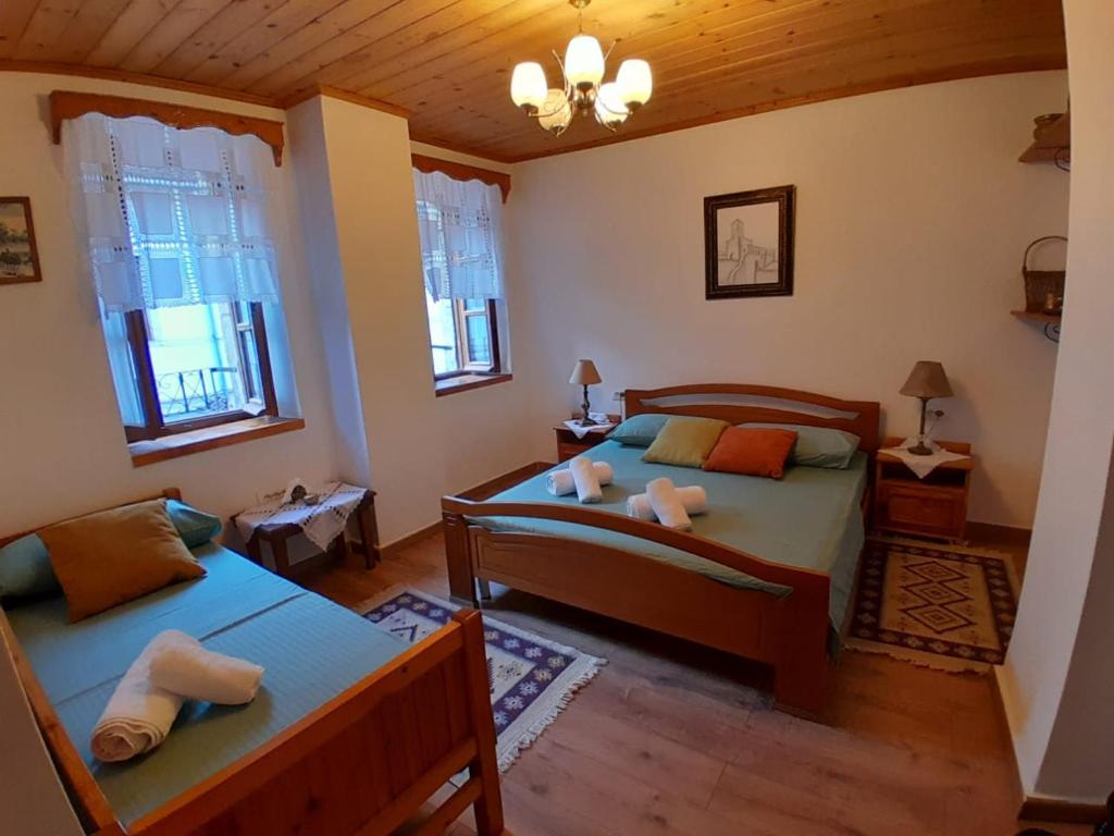 Postel nebo postele na pokoji v ubytování SANTA ROOM-OLD BAZAAR CENTER-Gjirokaster