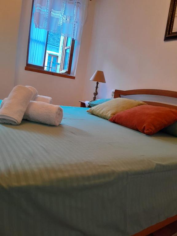 Postel nebo postele na pokoji v ubytování SANTA ROOM-OLD BAZAAR CENTER-Gjirokaster