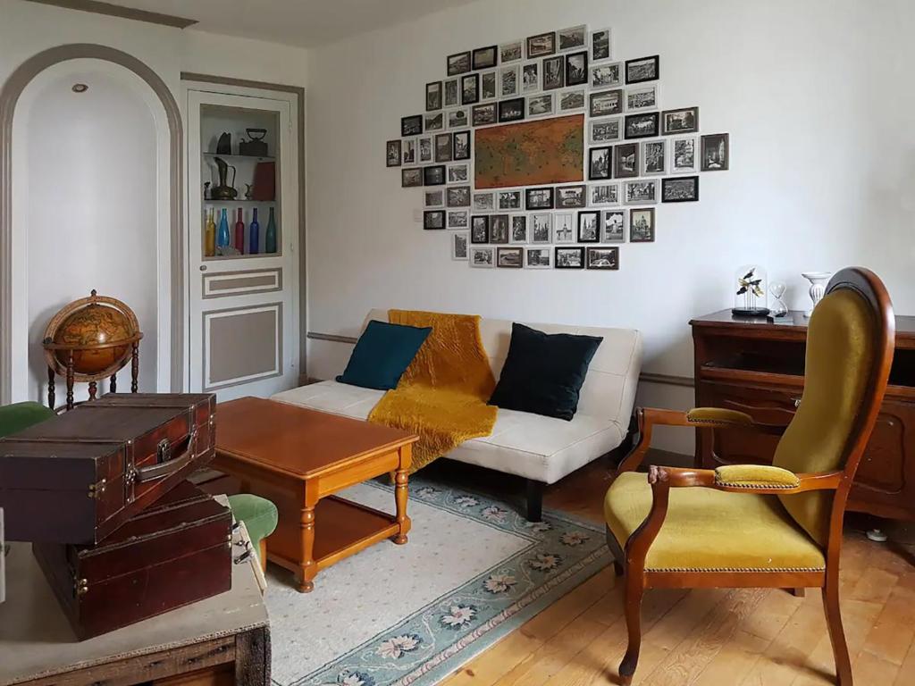 - un salon avec un canapé et une table dans l'établissement Maison centre-ville calme avec jardin, à Lons-le-Saunier
