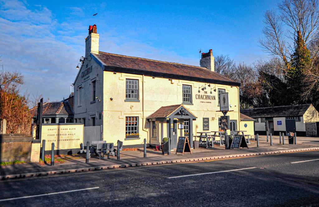 ein Gebäude an der Straßenseite in der Unterkunft The Coachman Hartford in Hartford