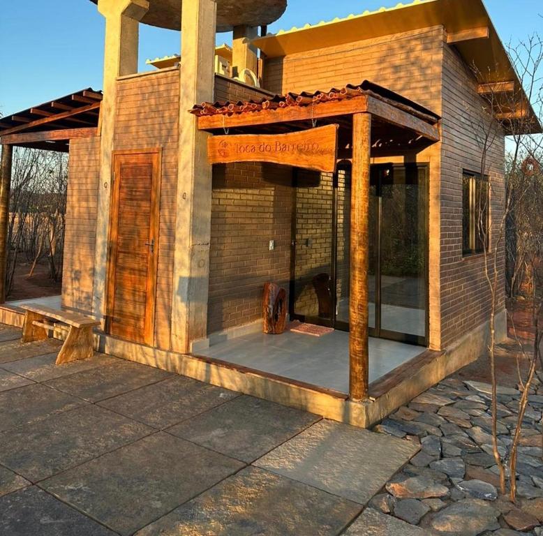 una casa que se está construyendo con un porche en Casa ecológica Toca do Barreiro, en Coronel José Diaz