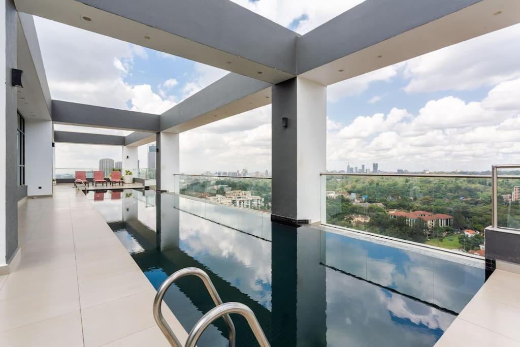 En balkon eller terrasse på High-Rise 2Bd/2Ba Luxury, w/Pool & Gym - Westlands