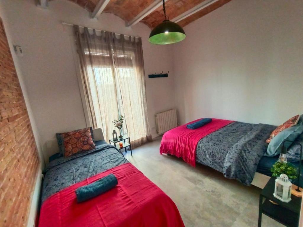1 Schlafzimmer mit 2 Betten und einem großen Fenster in der Unterkunft Private rooms in Gothic in Barcelona
