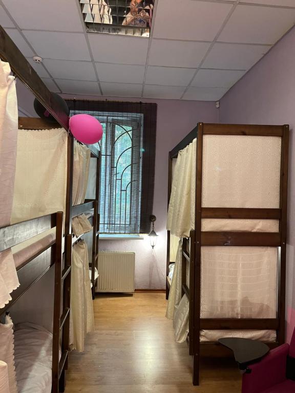 Postel nebo postele na pokoji v ubytování ArArAt-PODOL Hostel KYIV