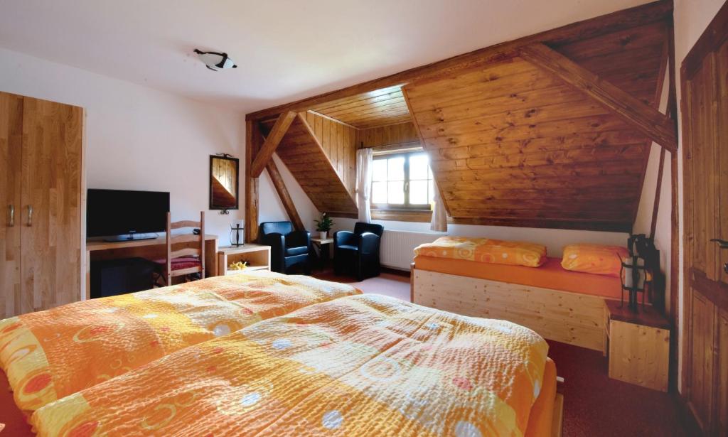 Łóżko lub łóżka w pokoju w obiekcie Wellness Hotel Holzberg
