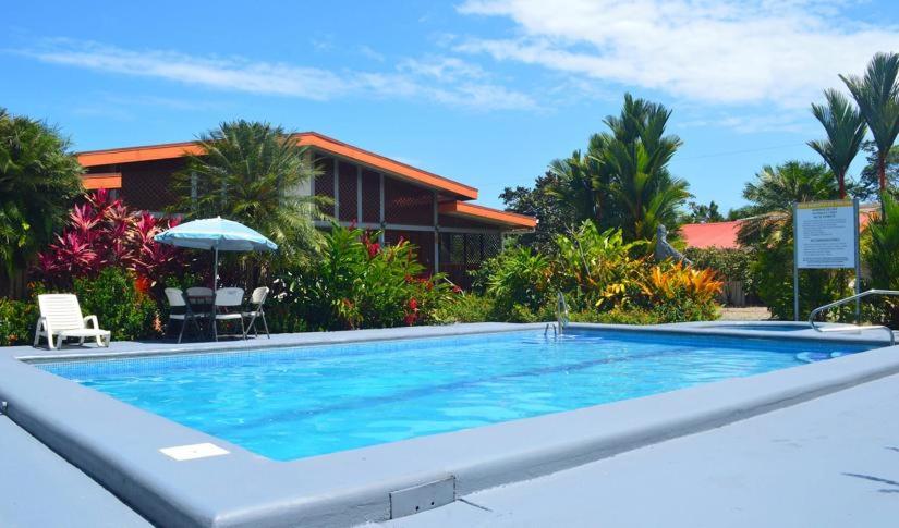 プエルト・ビエホにあるVillas Allen Puerto Viejoの家の前の大型スイミングプール