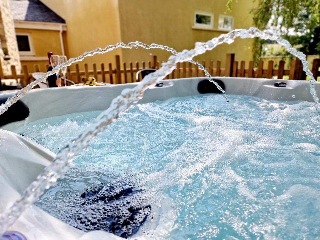einen Whirlpool mit Wasser aus dem Whirlpool in der Unterkunft The Hamilton luxury holiday let's- The Coach House with hot tub in Scorton