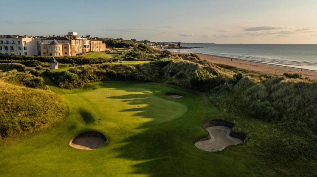 - une vue sur un parcours de golf sur la plage dans l'établissement Portmarnock Resort & Jameson Golf Links, à Portmarnock