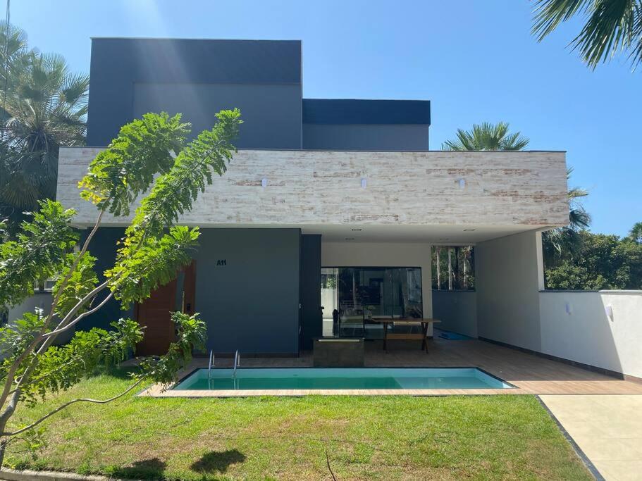 una casa con piscina frente a ella en CASA 11 - Condomínio Lençóis Park Barreirinhas en Barreirinhas