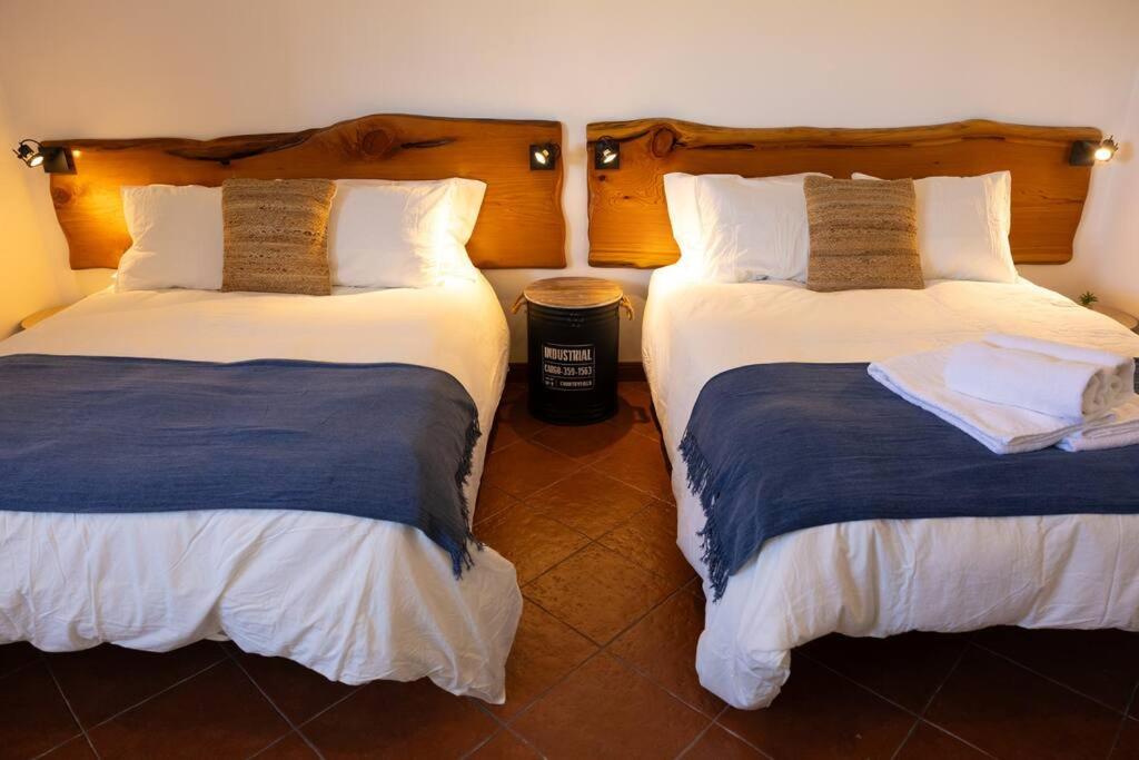 Dos camas en una habitación de hotel con dos en Casa do Corgo, 