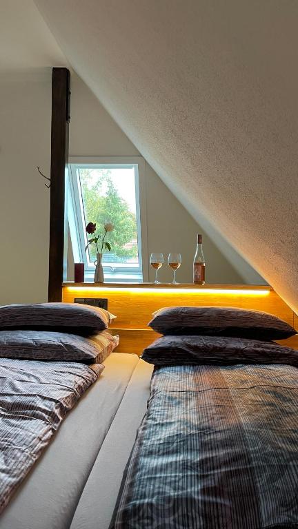 2 Einzelbetten in einem Zimmer mit Fenster in der Unterkunft Carolinga in Dresden
