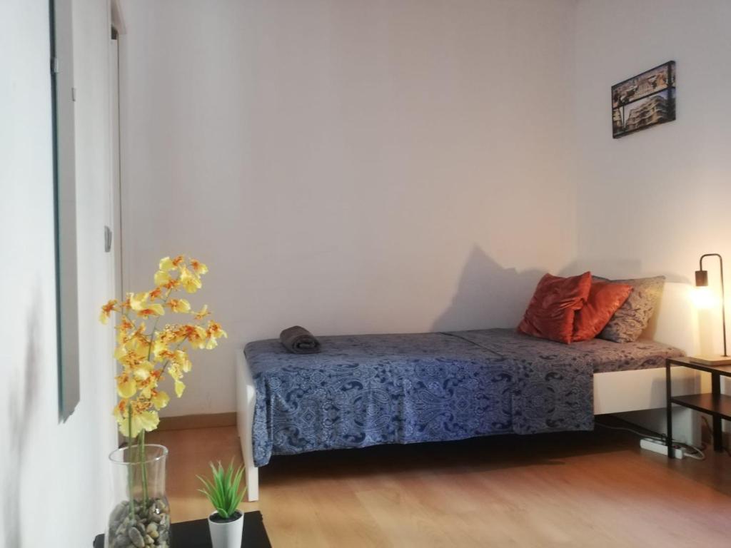 1 dormitorio con 1 cama con manta azul en Habitación doble en Eixample, en Barcelona