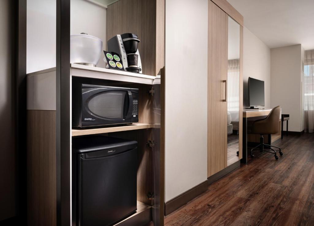SpringHill Suites by Marriott New Orleans Downtown/Canal Street - City Panoramic View, Guest Room, Queen, Sofa Bed