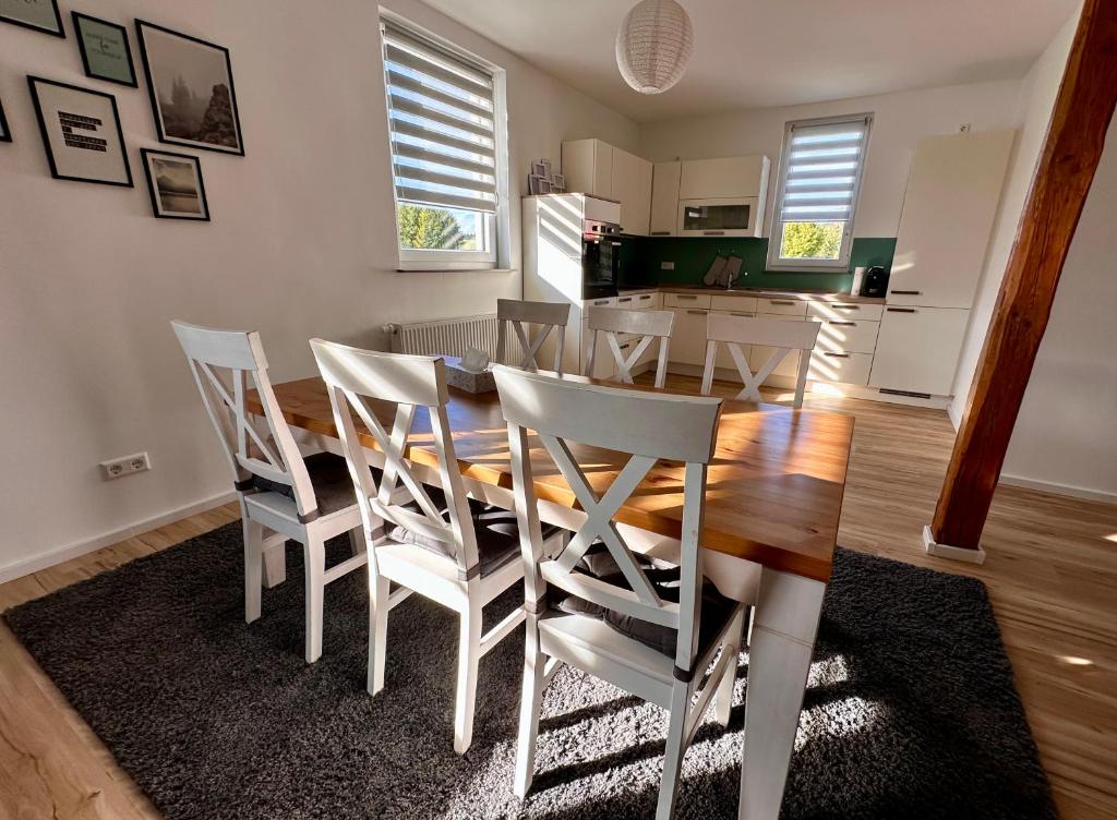 a kitchen and dining room with a table and chairs at Ferienwohnung Storchennest in Eisfeld