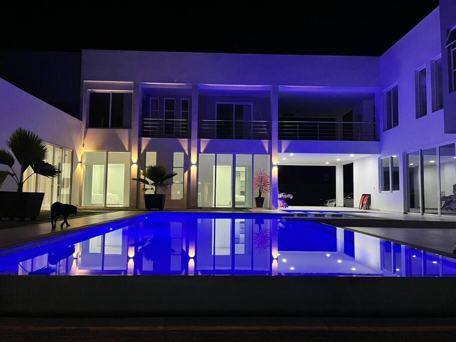 uma casa com uma grande piscina à noite em Hillside , hermosa casa, cerca de centro comercial em Restrepo