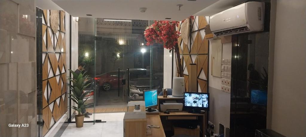 an office with a desk with a computer on it at مكارم الدار in Makkah