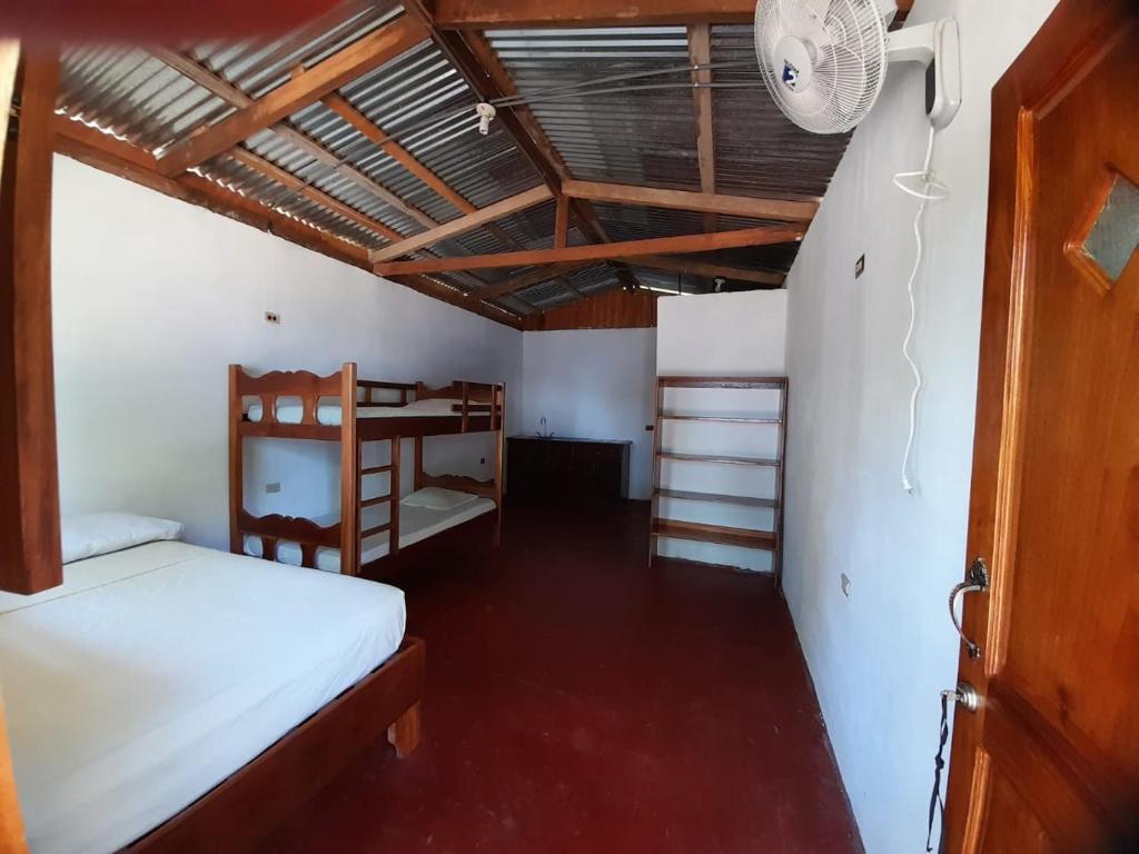 1 dormitorio con 2 literas y ventilador en Cabañas piedra grande ometepe, en Altagracia