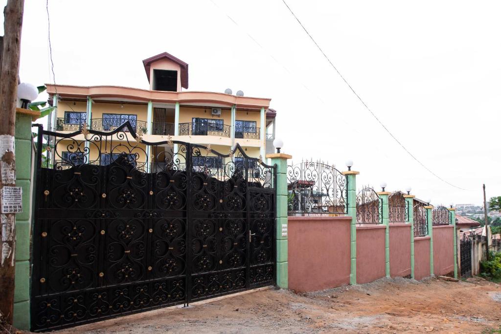 una puerta negra delante de una casa en Hypo Guest Lounge, en Yaoundé