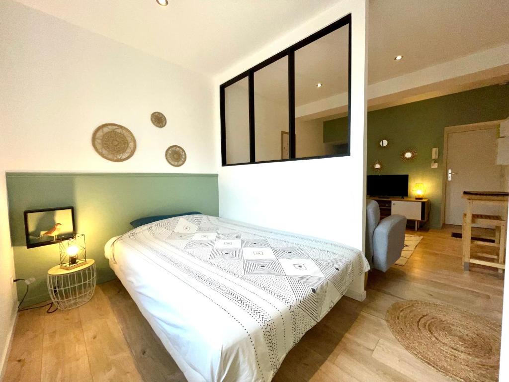 Un pat sau paturi într-o cameră la Appartement le Regnaudin