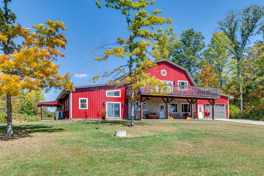 un granero rojo con techo rojo en Eagle Crest Lodge - Large Group Getaway! en Mitchell