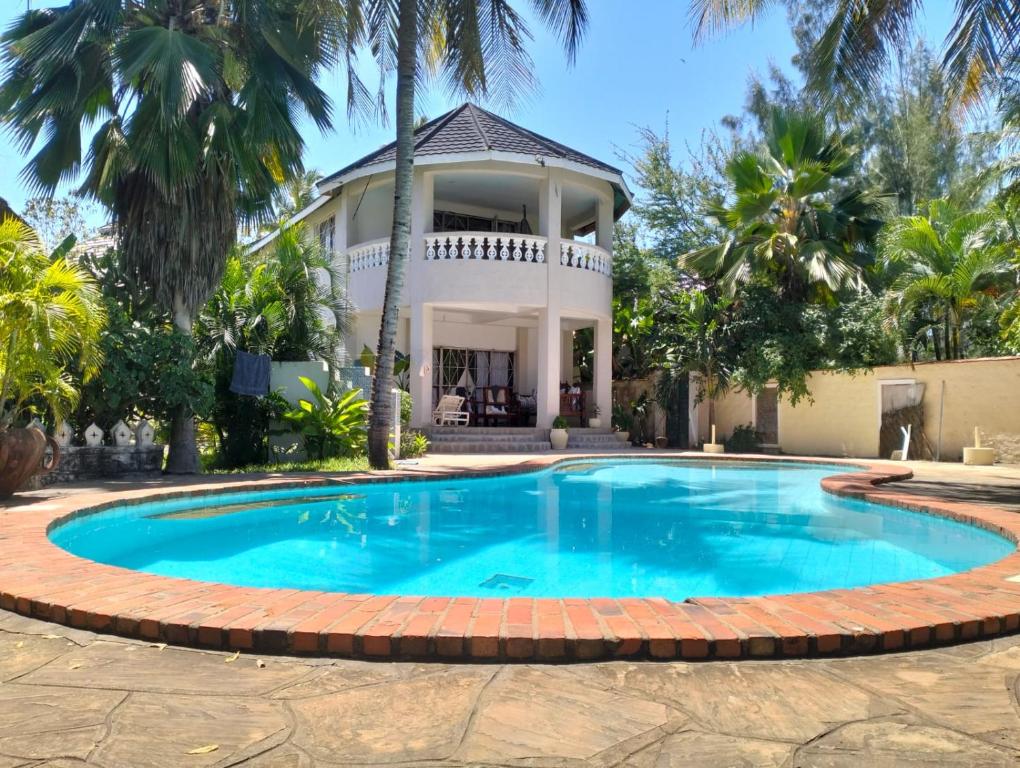 Bazén v ubytování Diani Hideaway Beach Villa, private pool, air conditioning and WiFi nebo v jeho okolí