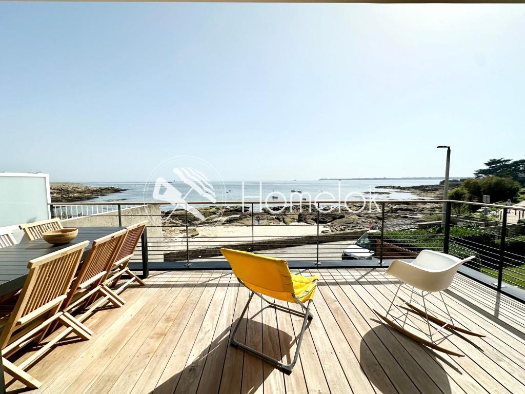 - un balcon avec des chaises et une table donnant sur l'océan dans l'établissement LUXURY ! Contemporaine neuve – Vue océan imprenable 180°, à Ploemeur