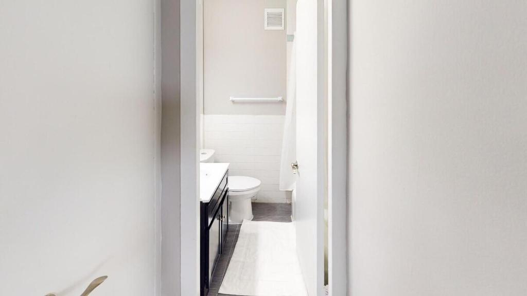 ein Badezimmer mit einem weißen WC und einem Waschbecken in der Unterkunft Avenue A815 Remarkable 2br Pool Gym Parking in Philadelphia