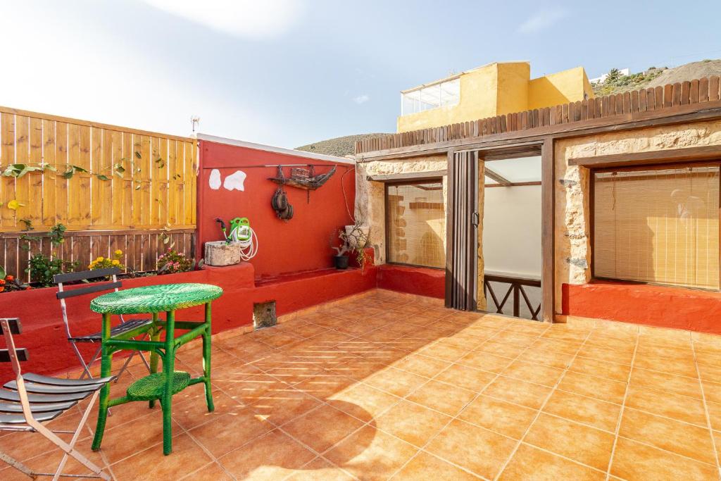 Amiga Mia Traditional House
