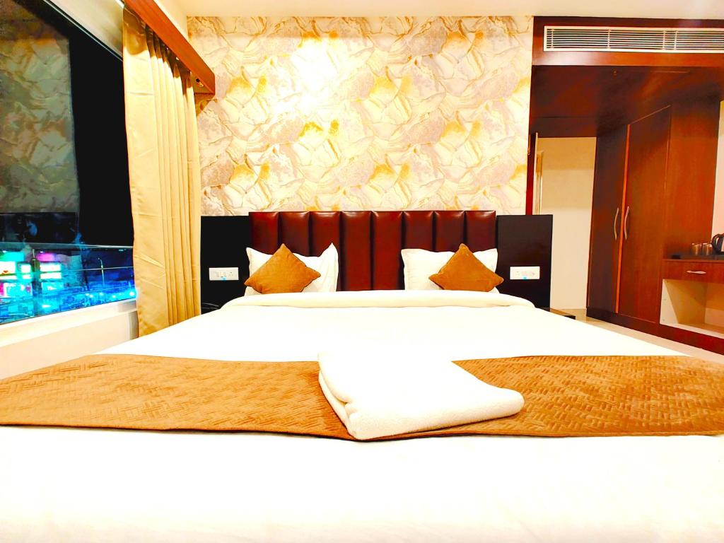 Neelkanth Hotel客房内的一张或多张床位
