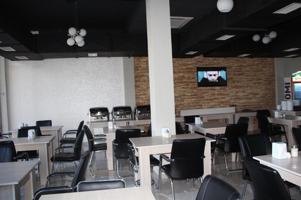 TV a/nebo společenská místnost v ubytování Legacy Hotel