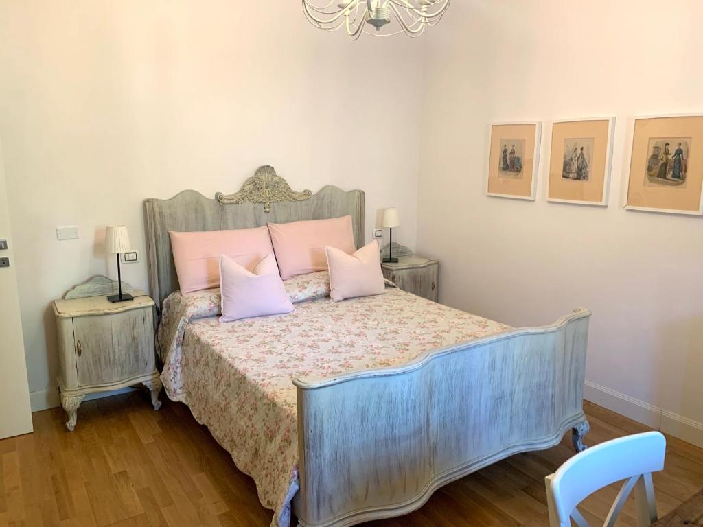 una camera con letto blu e cuscini rosa di Appartamento Simona a Castiglione dei Pepoli