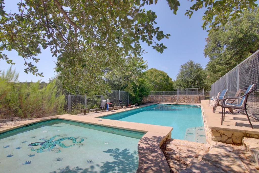 basen z 2 krzesłami, stołem i drzewem w obiekcie Sprawling Pet-Friendly Austin Estate with Pool! w mieście Austin