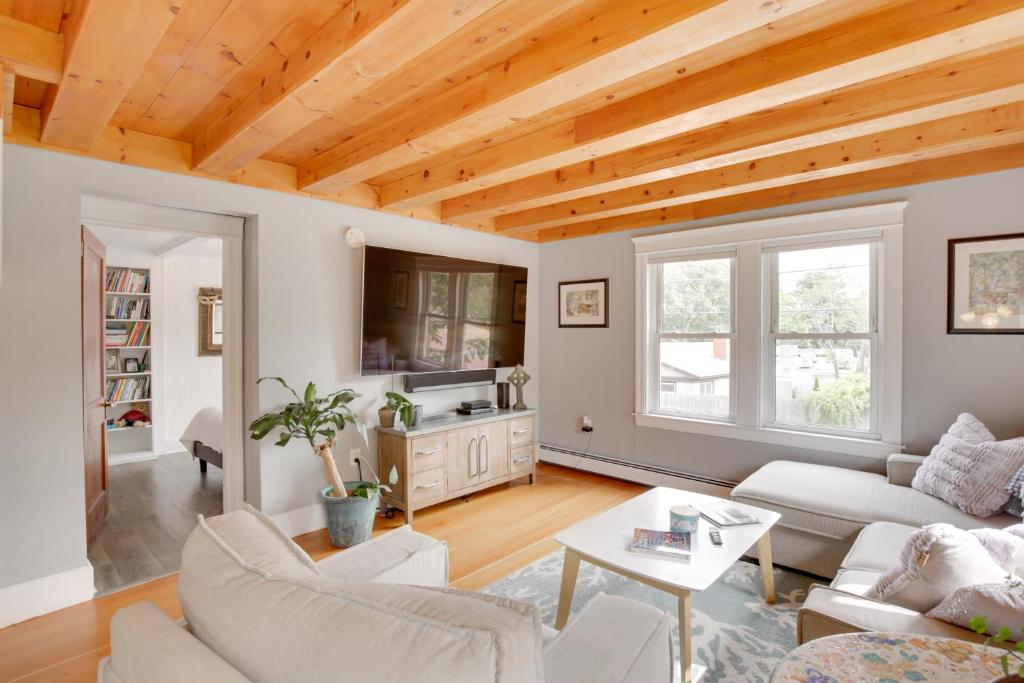Un televizor și/sau centru de divertisment la Beautiful Falmouth Condo with Patio Near Portland!