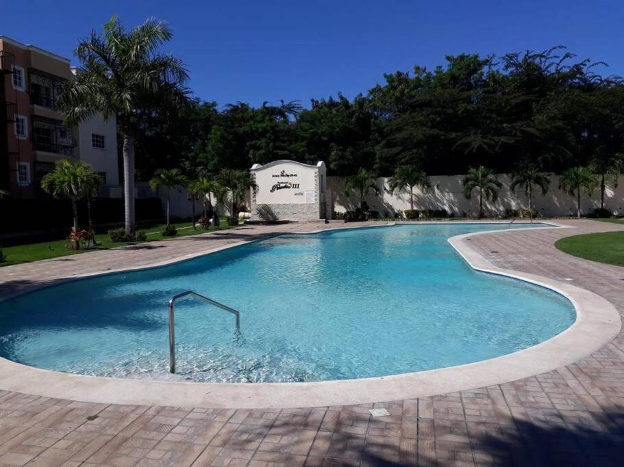 - une piscine d'eau bleue dans la cour dans l'établissement Apartamento céntrico Paradise k2, à Santiago de los Caballeros