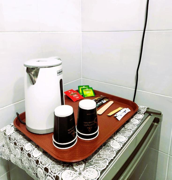 Příslušenství pro přípravu čaje a kávy v ubytování Summit Hotel Suites - القمة للأجنحة الفندقيه