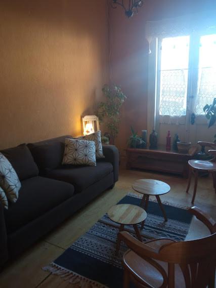 sala de estar con sofá y mesa en HOSTAL AYELEN en Punta Arenas