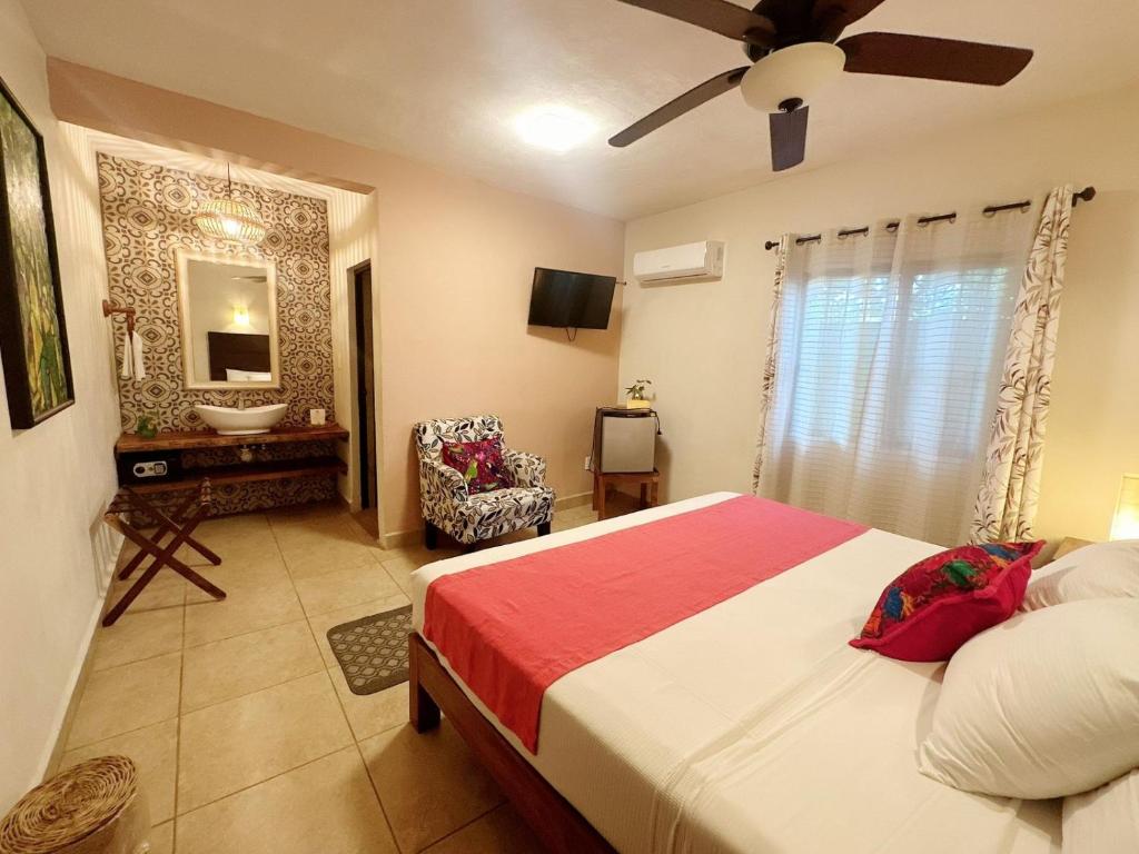 Postel nebo postele na pokoji v ubytování El Roble Hotel