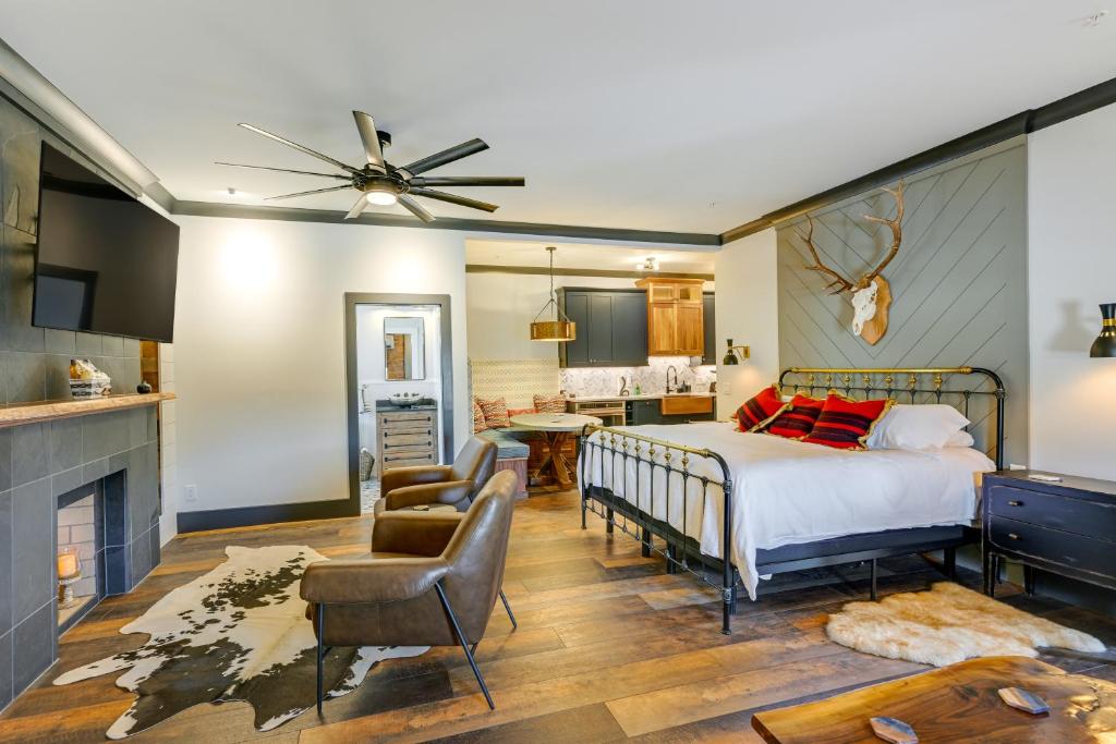 Ένα ή περισσότερα κρεβάτια σε δωμάτιο στο Modern Franklin Studio Prime Downtown Location!