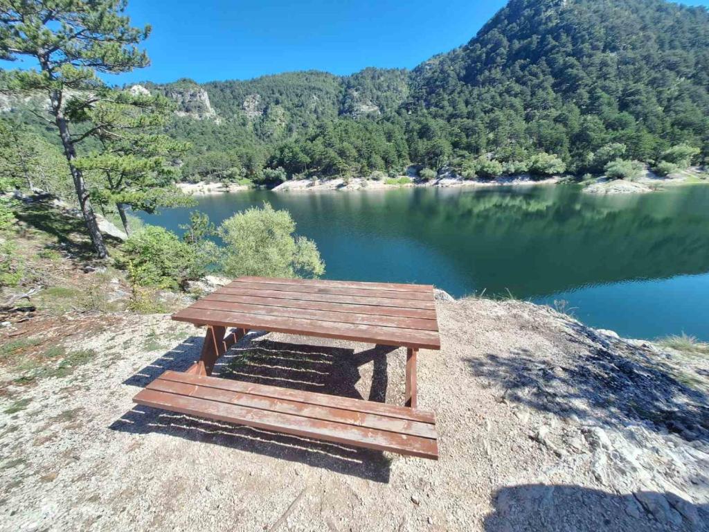 een picknicktafel aan de kant van een meer bij Grahovo house in Nikšić