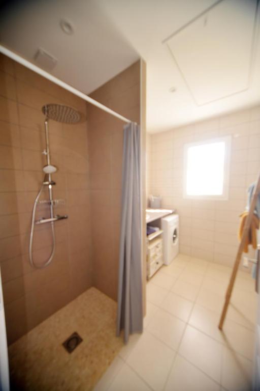 Koupelna v ubytování Gîte D&D avec piscine privative