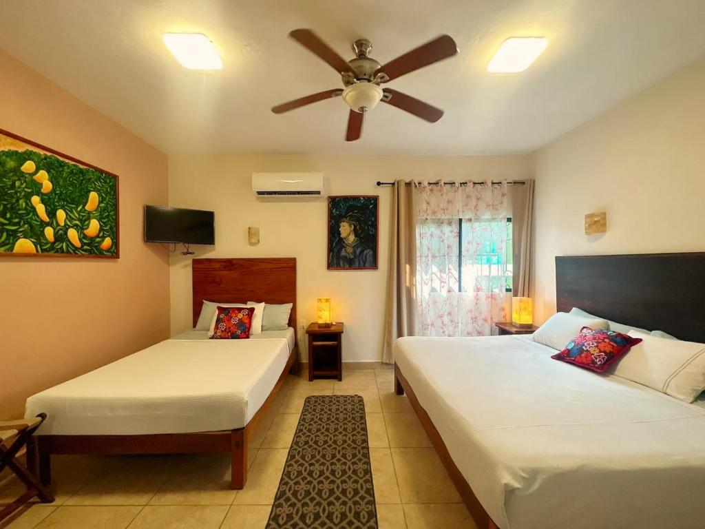 Postel nebo postele na pokoji v ubytování El Roble Hotel