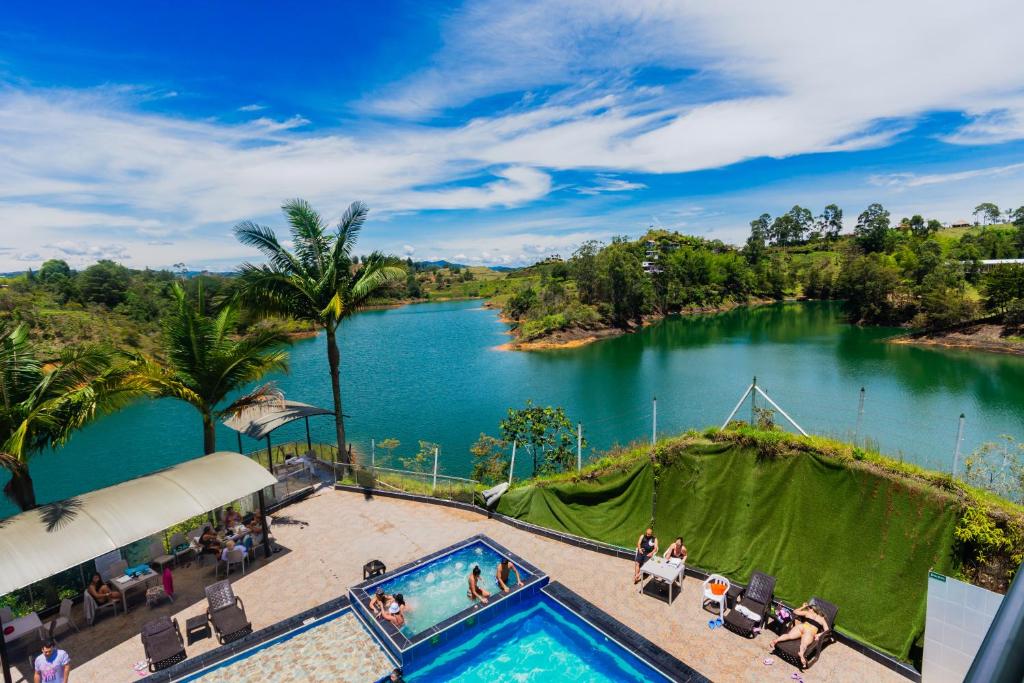 - une vue sur une étendue d'eau avec une piscine dans l'établissement Hotel Verony Guatape, à Guatapé
