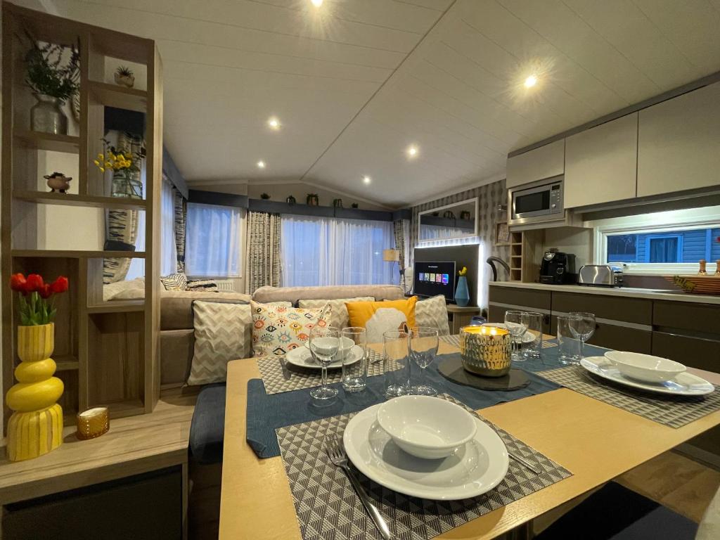 Kuchyň nebo kuchyňský kout v ubytování Seton Sands Haven Holiday Park - Prestige Caravan