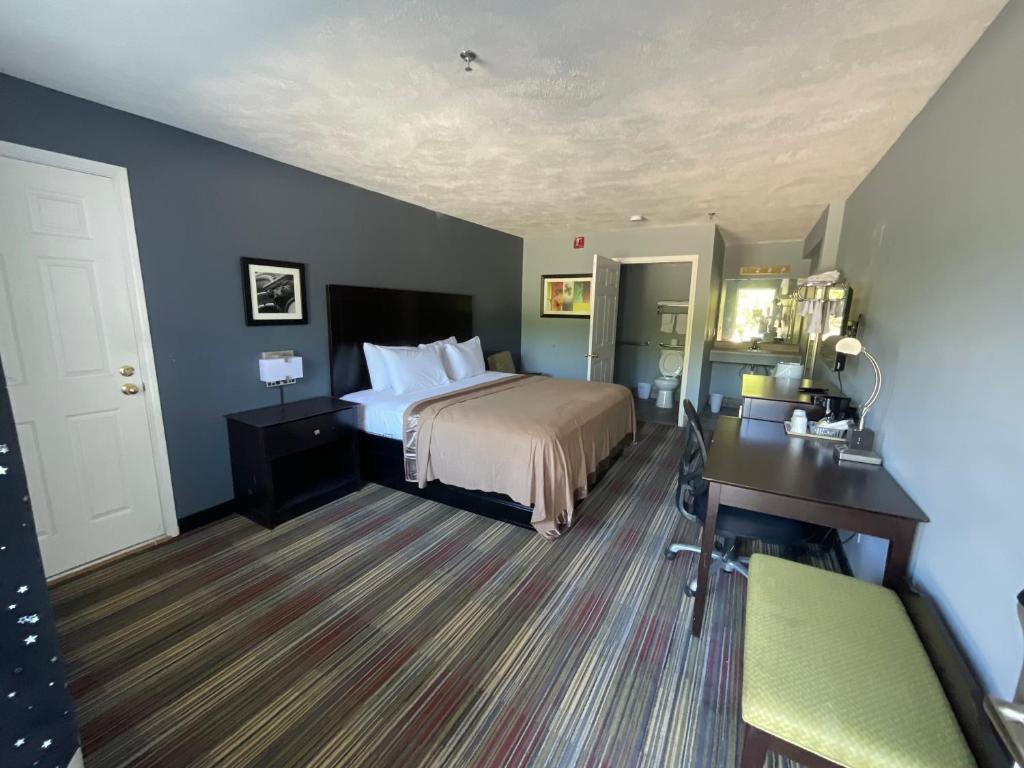 SUNSET INN - Deluxe King Room