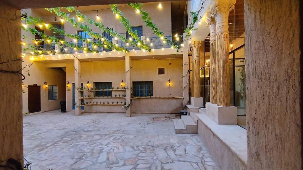 un patio de un edificio con luces encendidas en Hyba Pod Hostel & Hotel en Dubái