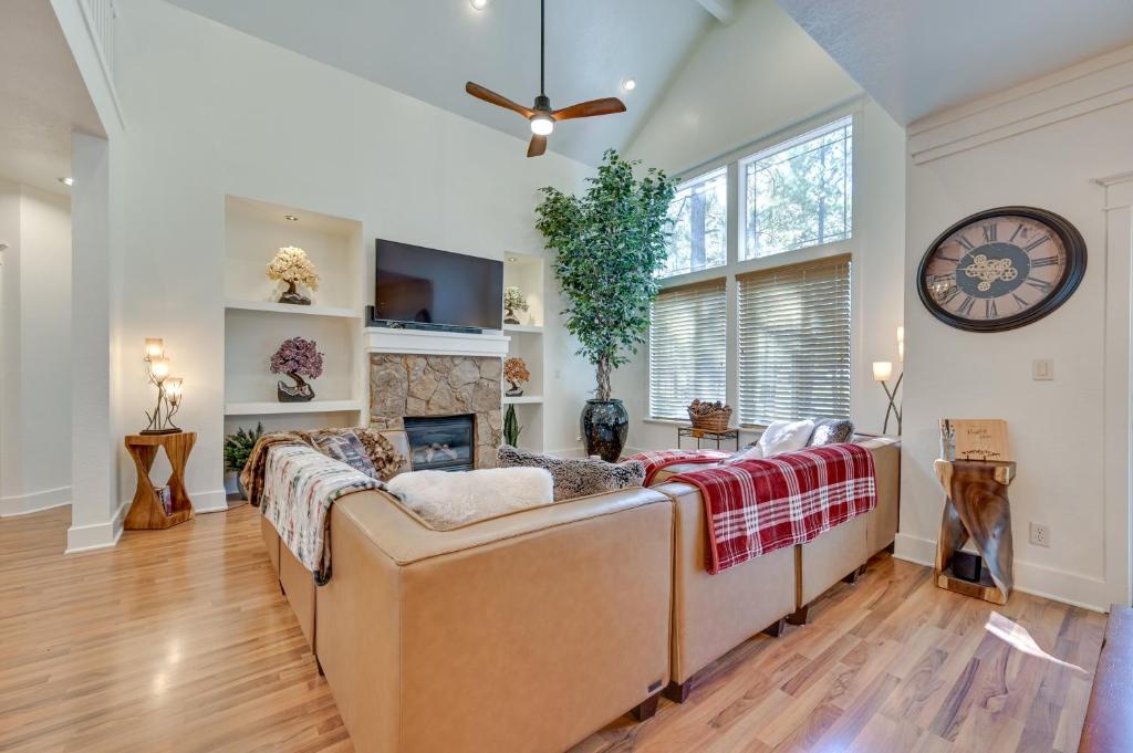 ein Wohnzimmer mit Couch und Kamin in der Unterkunft Flagstaff Hideaway Private Hot Tub, 4 Mi to Dtwn! in Flagstaff