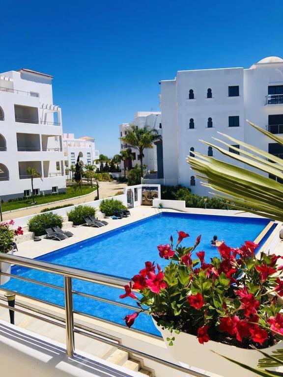 a swimming pool on the balcony of a building at Apartamento en Residencia Jardines de Asilah in Asilah