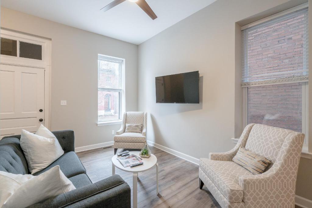 Designer Townhome 2 of 3 LEFT SIDE JZ Vacation Rentals, Soulard